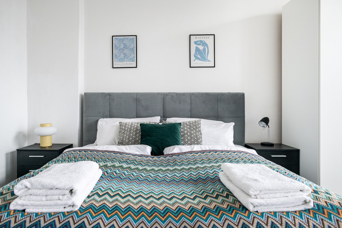 Уютното голямо легло предлага добър нощен сън 