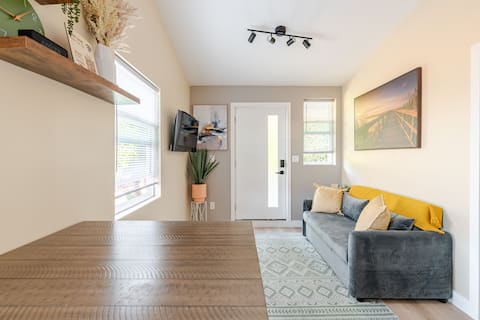 Top Airbnb: Gated Guesthouse w/ parking near SoFi Intuit Forum in Lennox