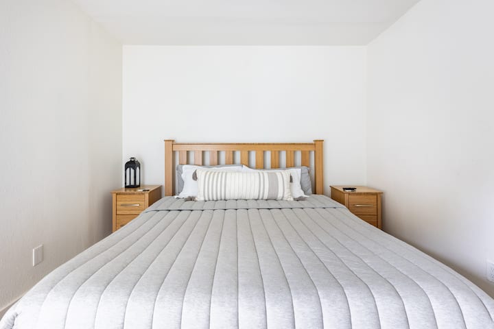 Second guest bedroom with a California King-sized bed.