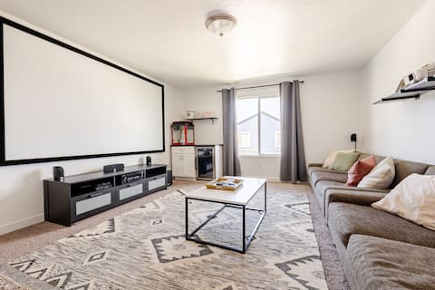 Silicone Slopes Home - Theatre Room - Pickleball