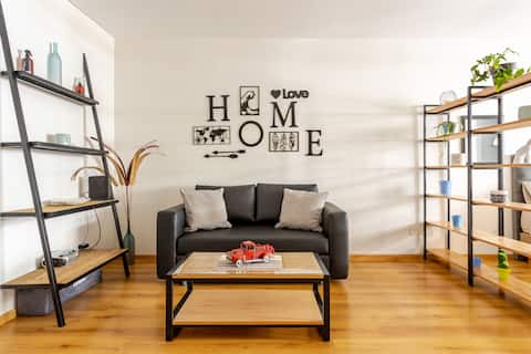Successful Airbnb property: Beautiful modern and bright apartment, entire in Monserrat