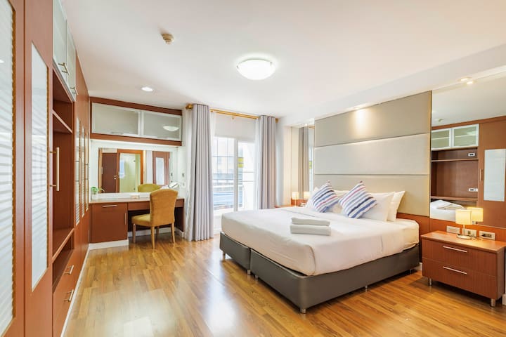 Lux 3BR • Pool Table • Serviced • Soi 11• Nana BTS gallery image 2