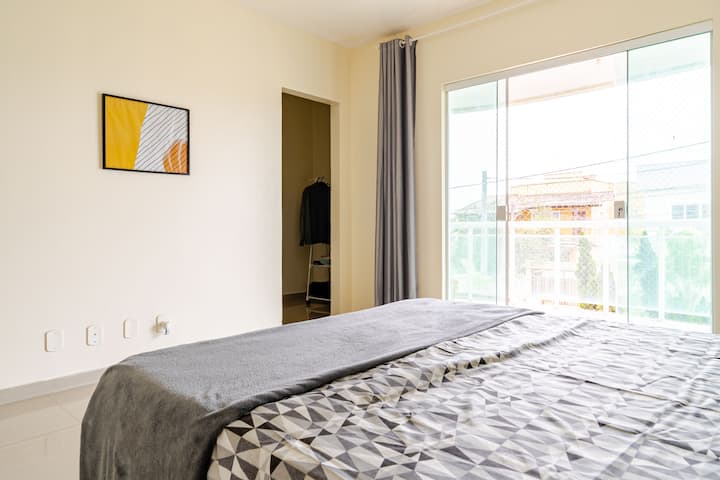 Hlavný apartmán s balkónom, šatníkom a veľkou kúpeľňou.