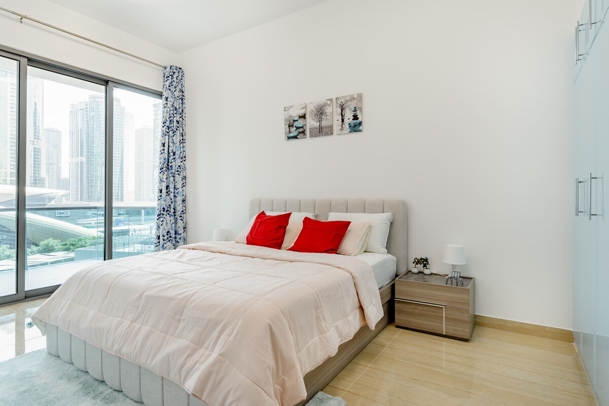 חדר שינה מרווח ותוסס עם מזרן נוח במיוחד בגודל איקאה קינג ומצעים נעימים. כל החדרים ממוזגים במרכז.