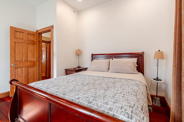 Otro dormitorio, cama tamaño queen y baño privado fuera de la entrada.