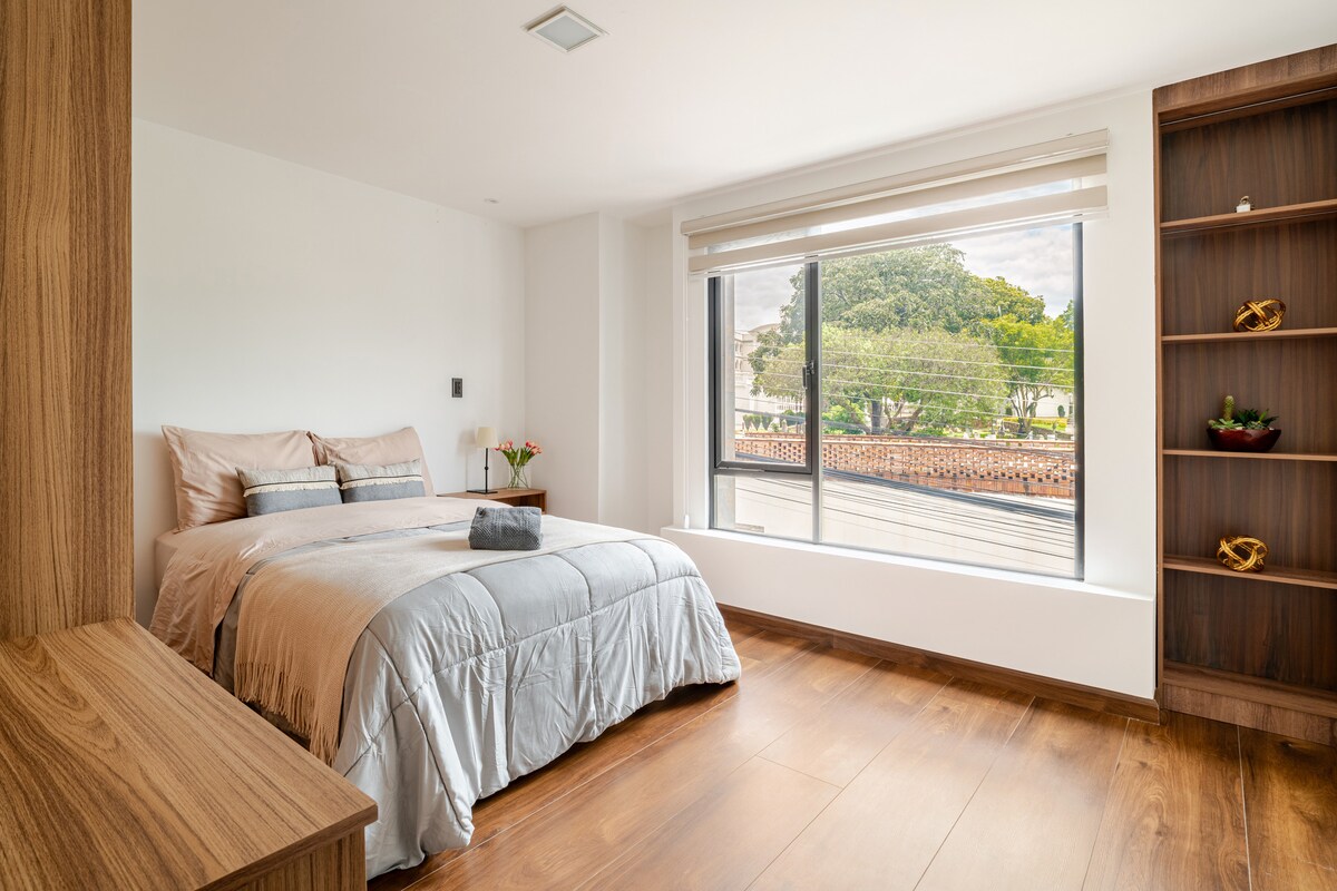 Პირველ საძინებელში არის ორადგილიანი საწოლი კარადით და ცალკე სამუშაო სივრცე 