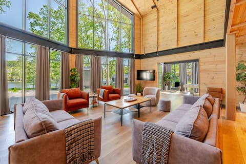 Lakefront, Sauna, Hot Tub – Luxury 6BR Mansion