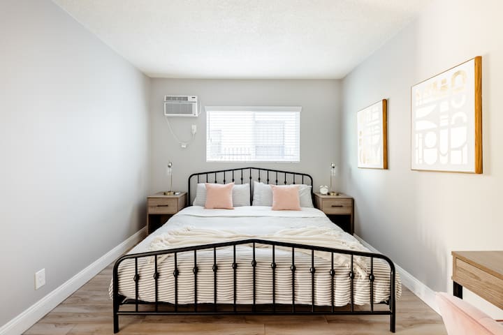 Lux Condo in West Hollywood with Private Parking gallery image 3