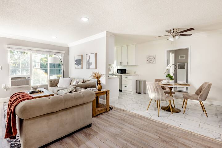 Lux Condo in West Hollywood with Private Parking gallery image 5