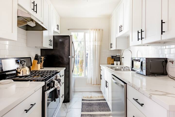 Lux Condo in West Hollywood with Private Parking gallery image 2