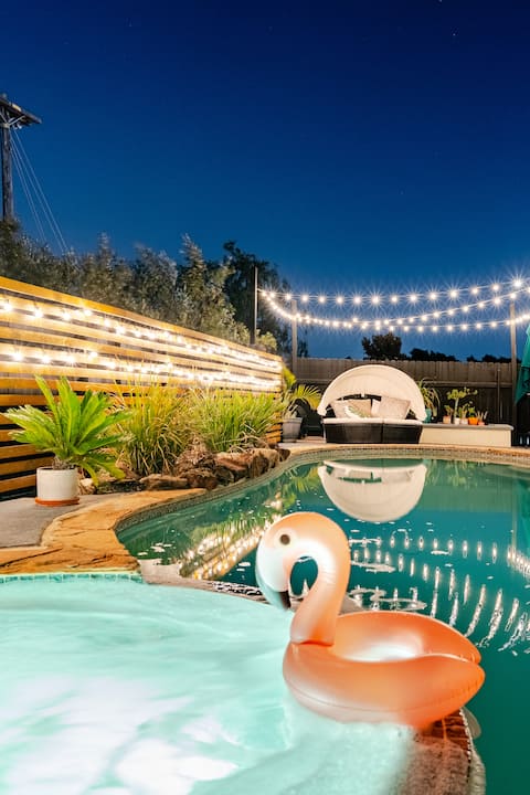 Poolside Gem: Golf & Lakes