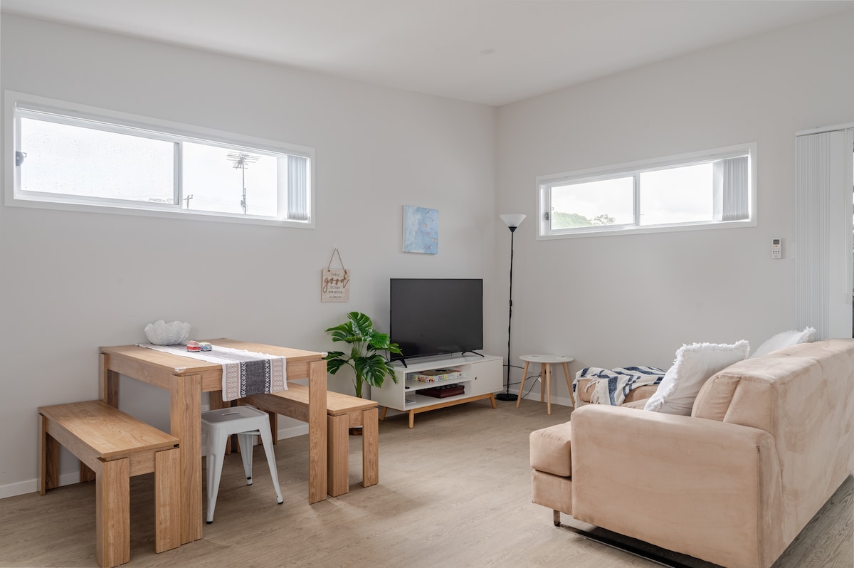 Top performing Airbnb: Beach Vibes in Paradise! So close to the beach! in Ettalong Beach