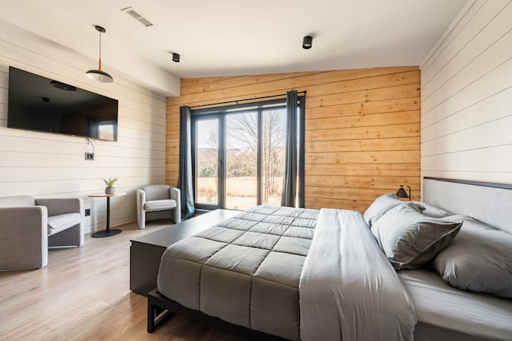 Serene Spaces: Designed for relaxation, these king bedrooms offer a blend of modern luxury and tranquility, ideal for a quiet retreat. 