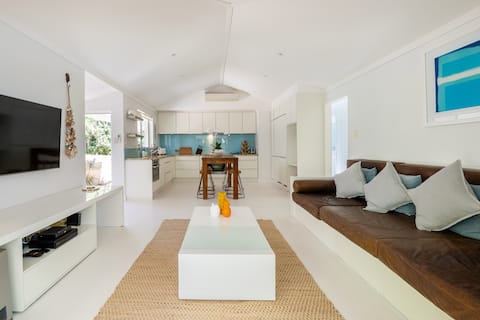 Popular Airbnb listing: Cott Life - Bright Villa with heated private Pool in Cottesloe