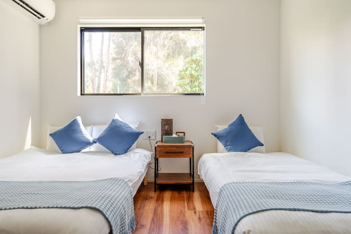 Room 2:
1Double bed, 1single bed