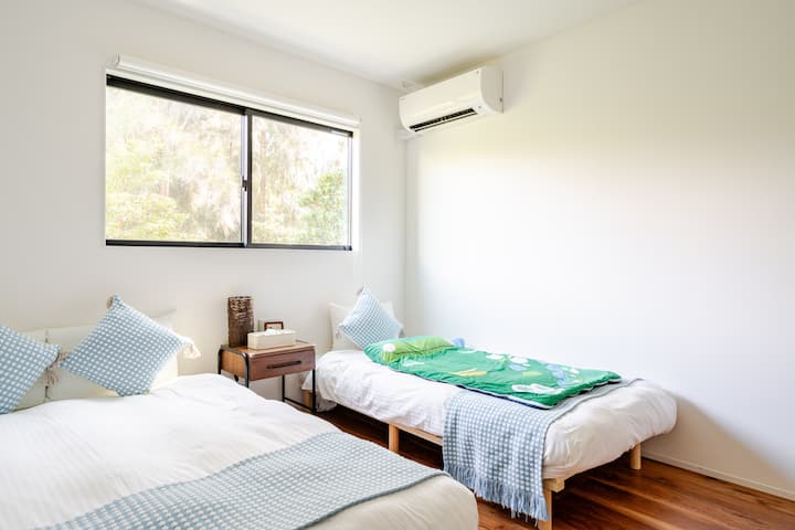 3:
1 Queen size bed, 1single bed