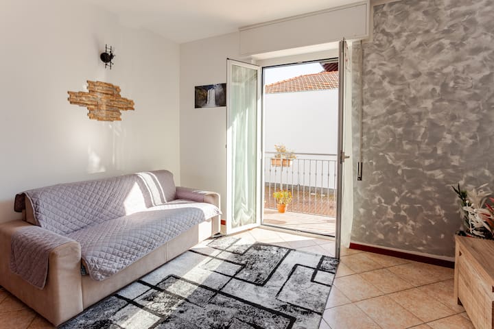 Всекидневна с двоен разтегателен диван Балкон с изглед към вътрешния двор/паркинг, където можете да пушите и на открито