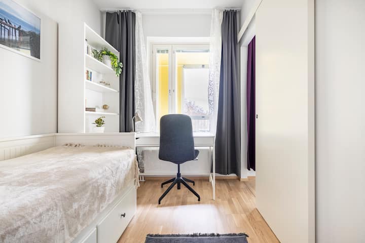 这间卧室配有一张80x200的沙发床，如果需要，可以扩展成一张160x200的双人床。
这间卧室还设有衣柜。