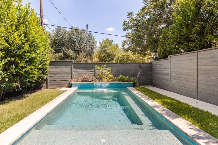 Pool/Walkable to Restaurants gallery image 5