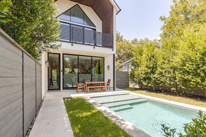 Pool/Walkable to Restaurants