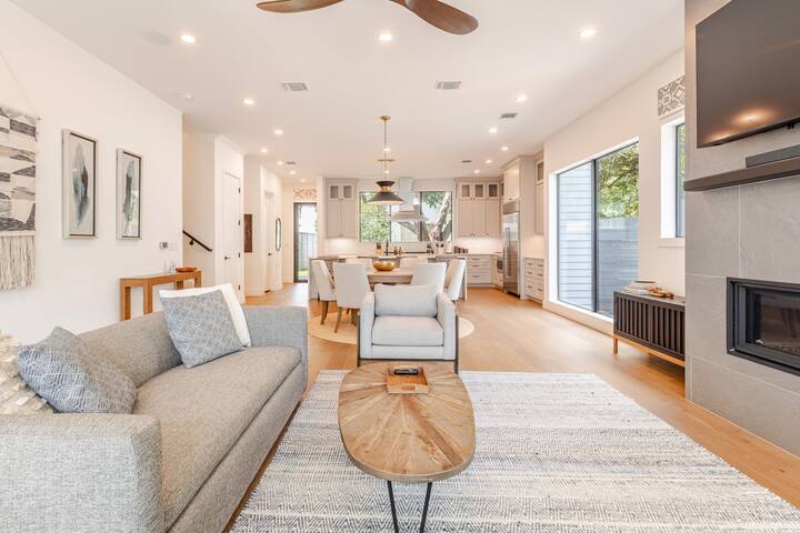 Pool/Walkable to Restaurants gallery image 3