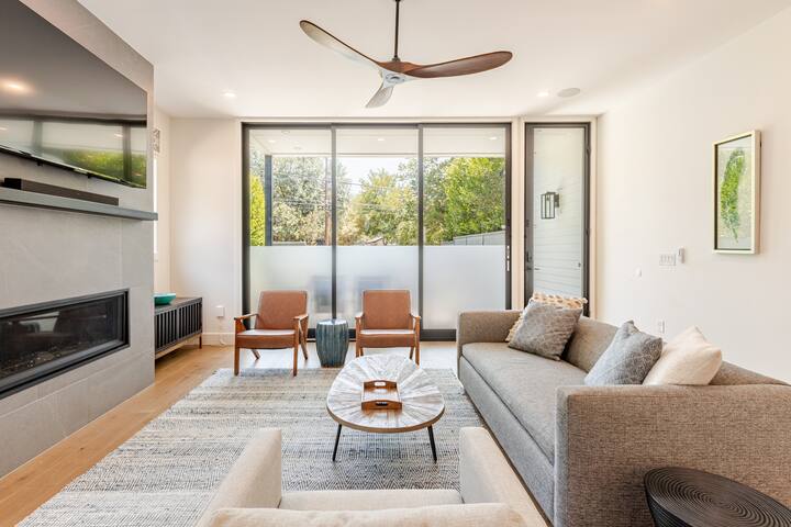 Pool/Walkable to Restaurants gallery image 2