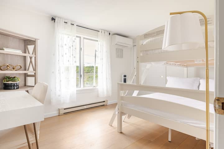 Soba s krevetom na kat za tri osobe:
-> Gornji krevet na kat: jednostruki
-> Donji krevet na kat: dvostruki