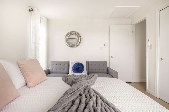 Veliki kauč za opuštanje ili spavanje.