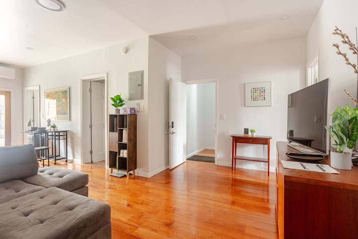 Private Backyard – 2 Bedrooms Close to City