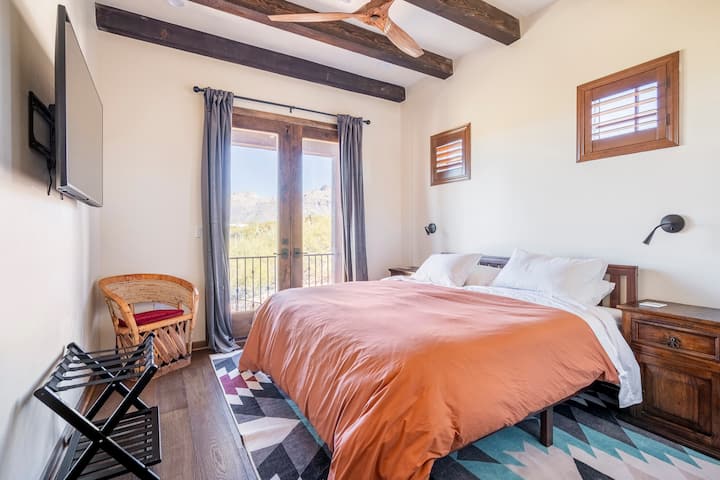 Habitación de invitados con cama tamaño king y balcón privado "Juliette" con vistas a las impresionantes montañas de Santa Catalina.