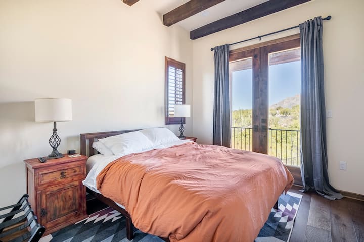 Una segunda habitación con una cama queen y un balcón privado "Juliette" con vistas a las hermosas montañas de Santa Catalina. 