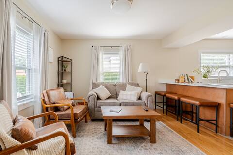 Charming 2 Br apartment minutes walk to downtown