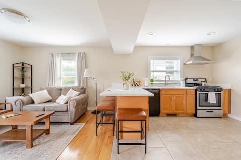 Charming, Clean, 2 Br apartment close to downtown