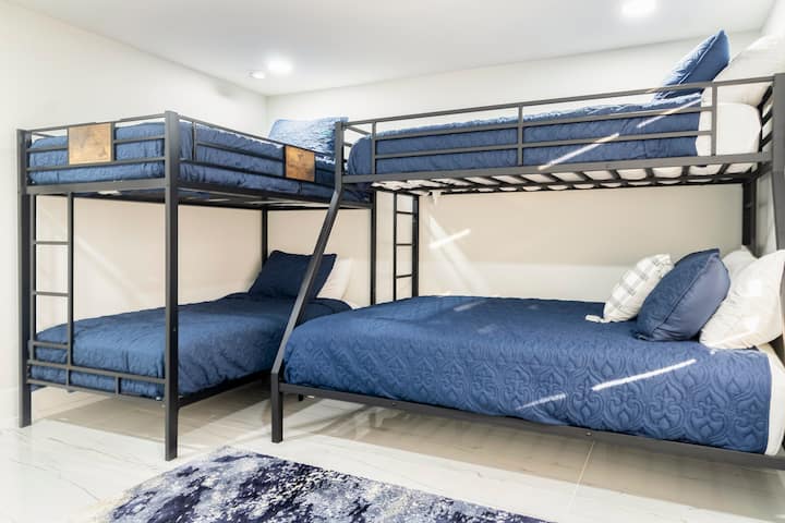 Chumba cha nne cha kulala kilicho na godoro la malkia chini ya ghorofa pacha ya XL na ghorofa iliyo na vitanda viwili pacha. Yote ni magodoro ya mseto yenye starehe sana. 