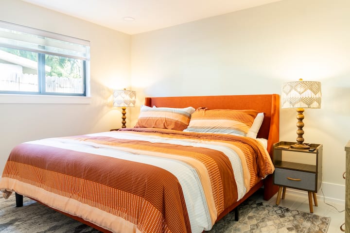 Chumba cha kulala cha tatu kilicho na kitanda aina ya king, godoro la mseto (lenye starehe sana!), televisheni, kabati kubwa na rafu za mizigo.