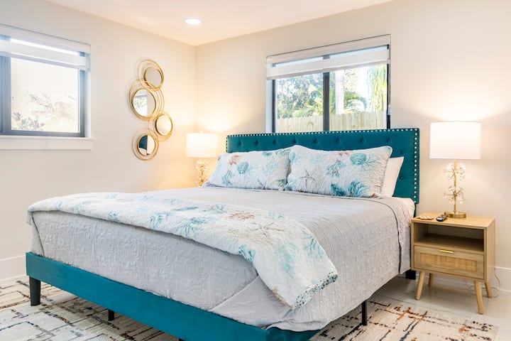 Chumba cha pili cha kulala kilicho na kitanda aina ya king, godoro la mseto (lenye starehe sana!), televisheni, kabati kubwa na rafu za mizigo.