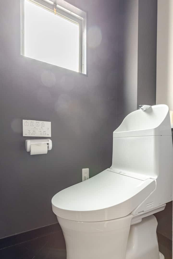 トイレです。トイレは2階と4階にそれぞれございます。