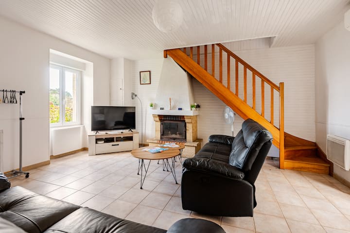 Მისაღები ოთახი აღჭურვილია 2 კომფორტული დივნით, გაშლილი ფეხით დასვენებით, ასევე 50 4K ტელევიზორით თქვენი საუკეთესო ფილმებით.

Ბუხარი განწირულია.