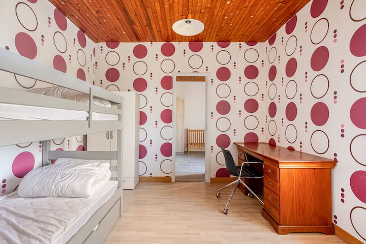 ამ ოთახში არის 3 საწოლი