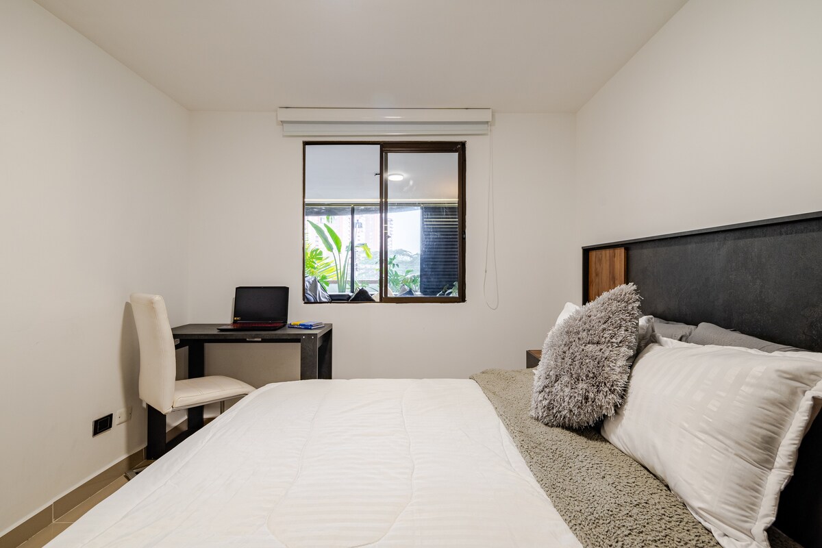 غرفتان مع حمامها الخاص، ومنطقة عمل في كل منهما .