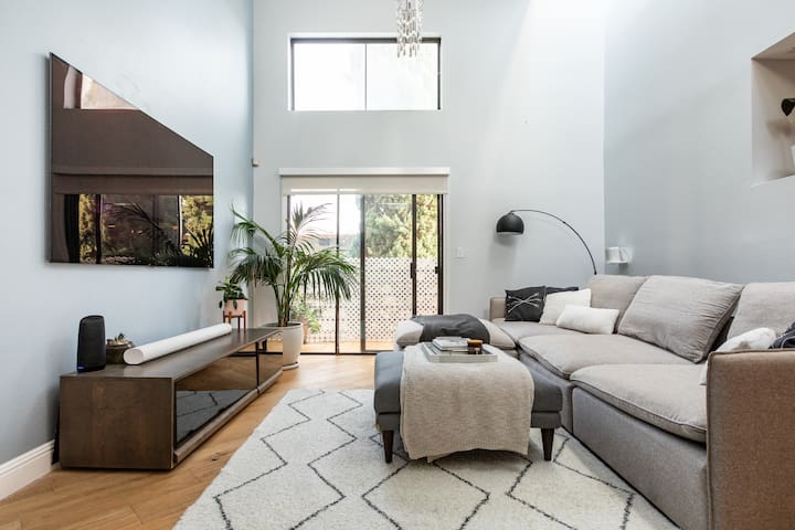 Modern Condo w/Private Rooftop in Brentwood