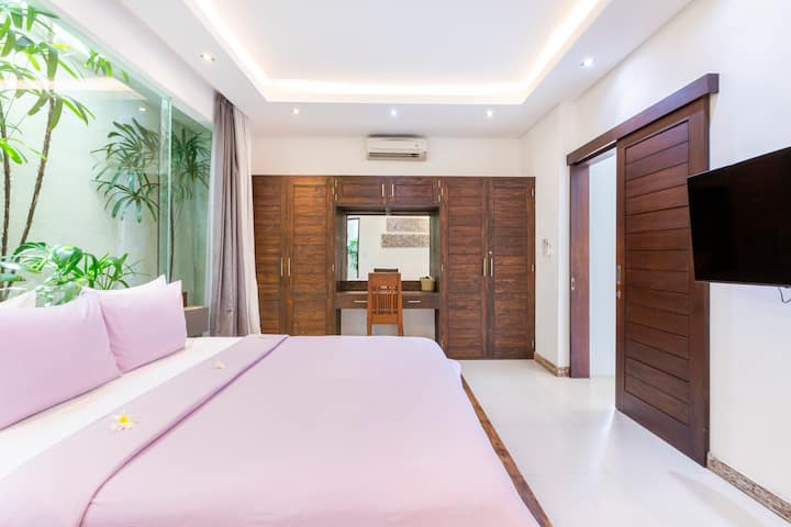 Trouvez la sérénité dans nos chambres, où le confort et le style s'harmonisent. Votre sanctuaire personnel pour des nuits reposantes et des matins rafraîchissants.