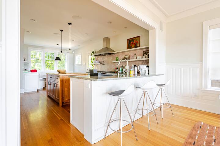 Gorgeous large family home with breathtaking views gallery image 5