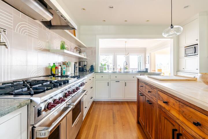 Gorgeous large family home with breathtaking views gallery image 3