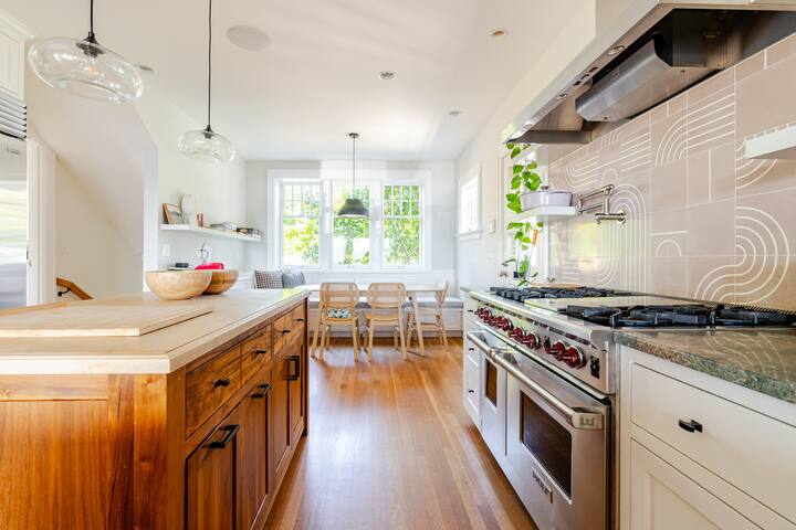 Gorgeous large family home with breathtaking views gallery image 4