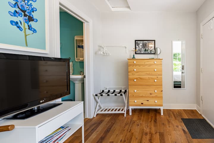 Clean + Modern Private East Austin Studio - 奧斯汀