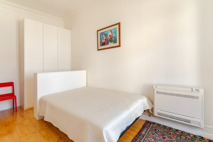 חדר שינה שני בקומה העליונה. גודל המיטה הוא 140 ס"מ x 200 ס"מ. חדר השינה מתאים יותר לאורח אחד בלבד.