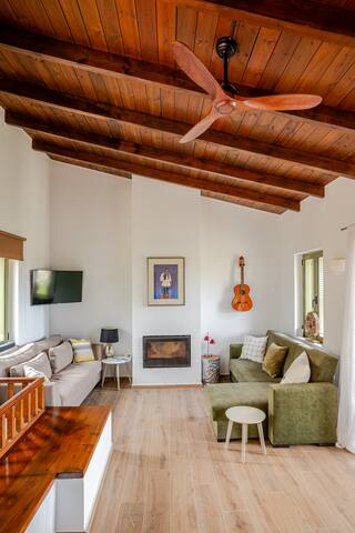 Elegant cretan villa w/ superb panoramic views gallery image 2