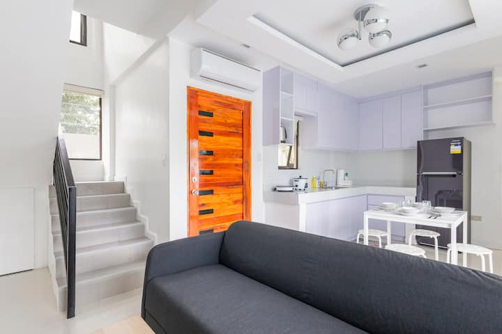Jack's Pool Resort 2BR Villa Carmona WiFi 55' HDTV