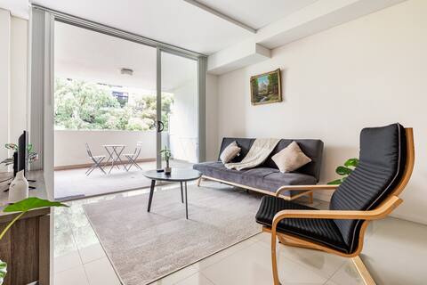 Spacious  1 bedroom near Airport and City